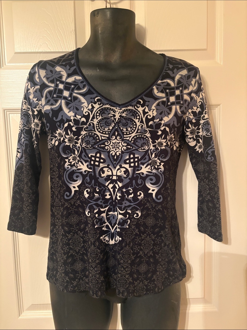 Vanilla Sugar Black and cream Paisley V-Neck Long Sleeve Top
